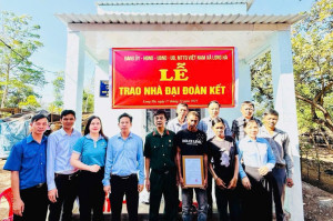 XÃ LONG HÀ TRAO TẶNG NHÀ ĐẠI ĐOÀN KẾT – ĐIỂM NHẤN TRONG PHONG TRÀO "CHUNG TAY VÌ NGƯỜI NGHÈO - KHÔNG AI BỊ BỎ LẠI PHÍA SAU"