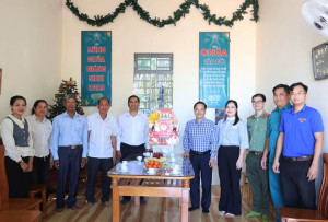 CHỦ TỊCH UBND XÃ LONG HÀ CHÚC MỪNG GIÁNG SINH CÁC SỞ SỞ CÔNG GIÁO, TIN LÀNH.