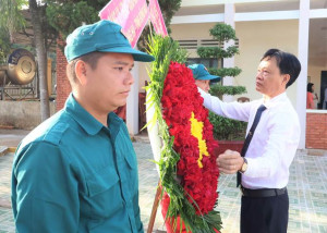XÃ LONG HÀ DÂNG HƯƠNG TƯỞNG NIỆM CÁC ANH HÙNG LIỆT SĨ NHÂN KỶ NIỆM 81 NĂM NGÀY THÀNH LẬP QUÂN ĐỘI NHÂN DÂN VIỆT NAM.
