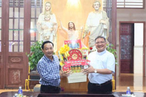 LÃNH ĐẠO XÃ LONG HÀ CHÚC MỪNG GIÁNG SINH GIÁO XỨ LONG HÀ.