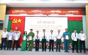 UBND XÃ LONG HÀ TRAO QUYẾT ĐỊNH GIAO CHỈ TIÊU THỰC HIỆN NHIỆM VỤ NĂM 2026 CHO CÁC ĐƠN VỊ.