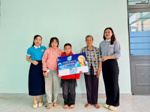 HỘI LHPN XÃ LONG HÀ TRAO TIỀN ĐỠ ĐẦU CHO TRẺ EM MỒ CÔI CÓ HOÀN CẢNH KHÓ KHĂN