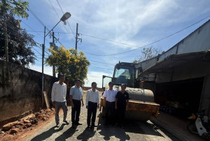 CHỦ TỊCH UBND XÃ LONG HÀ KIỂM TRA TIẾN ĐỘ DUY TU, SỬA CHỮA TUYẾN ĐƯỜNG THÔN 8.