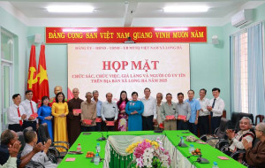 XÃ LONG HÀ HỌP MẶT CHỨC SẮC, CHỨC VIỆC, GIÀ LÀNG NGƯỜI CÓ UY TÍN NĂM 2025.