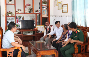 Chăm lo, chúc Tết gia đình chính sách, người có công và đảng viên nhận Huy hiệu Đảng – Nghĩa tình và trách nhiệm