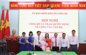 UBND XÃ LONG HÀ TRAO QUYẾT ĐỊNH VỀ CÔNG TÁC CÁN BỘ.