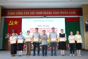 LONG HÀ: KHEN THƯỞNG TẬP THỂ, CÁ NHÂN CÓ THÀNH TÍCH TRONG THỰC HIỆN CẢI CÁCH HÀNH CHÍNH NĂM 2025