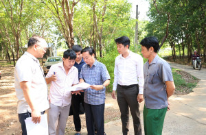 CHỦ TỊCH UBND XÃ LONG HÀ KHẢO SÁT CÁC DỰ ÁN NÂNG CẤP, MỞ RỘNG ĐƯỜNG GIAO THÔNG.