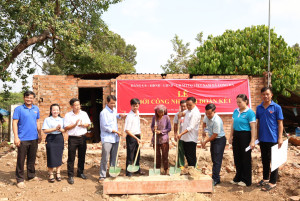 HỘ BÀ THỊ CAM ĐƯỢC TẶNG NHÀ ĐẠI ĐOÀN KẾT.