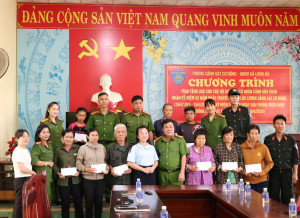 PHÒNG CẢNH SÁT CƠ ĐỘNG, CÔNG AN TỈNH ĐỒNG NAI CHIA SẺ KHÓ KHĂN VỚI CÁC HỘ DÂN THÔN 10, XÃ LONG HÀ.