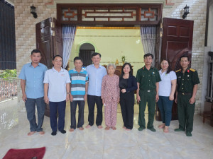 LÃNH ĐẠO XÃ LONG HÀ TRI ÂN CÁC CHIẾN SĨ CÁCH MẠNG LÀ CỰU TÙ ĐÀY.