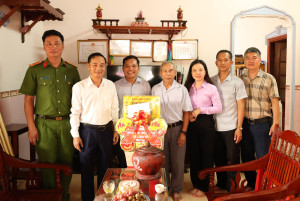 LÃNH ĐẠO XÃ LONG HÀ TRI ÂN NGƯỜI CÓ CÔNG NHÂN KỶ NIỆM 51 NĂM NGÀY GIẢI PHÓNG MIỀN NAM, THỐNG NHẤT ĐẤT NƯỚC.