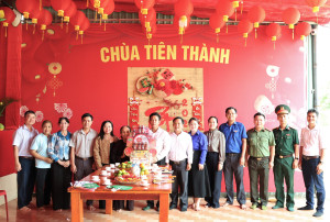 Lãnh đạo xã Long Hà chúc mừng Đại lễ Phật đản chùa Long Hà và chùa Tiên Thành.