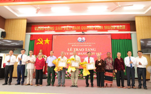 4 ĐẢNG VIÊN XÃ LONG HÀ ĐƯỢC TRAO TẶNG HUY HIỆU 40 VÀ 45 NĂM TUỔI ĐẢNG.