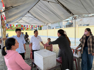 LÃNH ĐẠO XÃ LONG HÀ KIỂM TRA KHÂU CHUẨN BỊ CHƯƠNG TRÌNH VĂN NGHỆ - ẨM THỰC DIỄN RA TỐI 30-4.