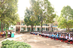 HƠN 800 HỌC SINH, GIÁO VIÊN TRƯỜNG THCS LONG HÀ ĐƯỢC TUYÊN TRUYỀN PHÁP LUẬT.