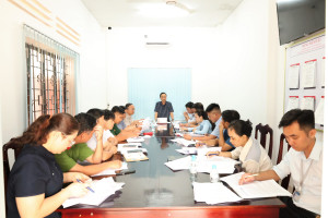 Ủy viên UBND xã Long Hà thảo luận, đóng góp ý kiến trước khi triển khai một số nhiệm vụ quan trọng.