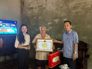 Lãnh đạo Đảng ủy - HĐND - UBND - UBMTTQVN xã  thăm, chúc thọ người cao tuổi thọ 90 tuổi