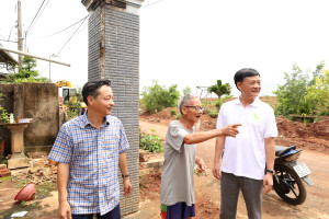 LÃNH ĐẠO XÃ LONG HÀ NẮM BẮT TIẾN ĐỘ GIẢI PHÓNG MẶT BẰNG CÔNG TRÌNH NÂNG CẤP, MỞ RỘNG ĐƯỜNG THÔN THANH LONG.
