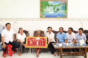 BÍ THƯ ĐẢNG ỦY XÃ LONG HÀ THĂM CHÚC THỌ NGƯỜI CAO TUỔI NHÂN NGÀY NGƯỜI CAO TUỔI VIỆT NAM.