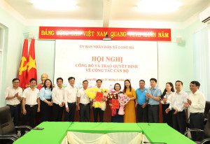 UBND xã Long Hà công bố và trao Quyết định về công tác cán bộ.