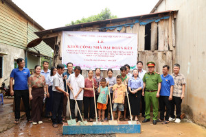 GIA ĐÌNH BÀ TRẦN THỊ THỦY ĐƯỢC HỖ TRỢ XÂY NHÀ ĐẠI ĐOÀN KẾT.