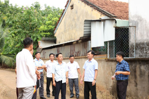 ĐOÀN CÔNG TÁC XÃ LONG HÀ KHẢO SÁT TRƯỜNG HỌC VÀ CÁC TUYẾN ĐƯỜNG GIAO THÔNG.