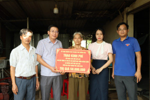 BÀ ĐỖ THỊ NGA- CON ĐẺ CỦA NGƯỜI HOẠT ĐỘNG KHÁNG CHIẾN BỊ NHIỄM CHẤT ĐỘC HÓA HỌC ĐƯỢC HỖ TRỢ SỬA NHÀ