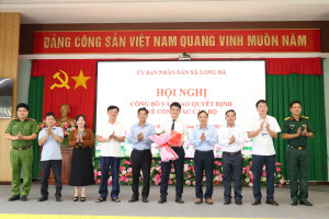 CÔNG BỐ VÀ TRAO QUYẾT ĐỊNH KIỆN TOÀN NHÂN SỰ CÁC ĐƠN VỊ XÃ LONG HÀ.