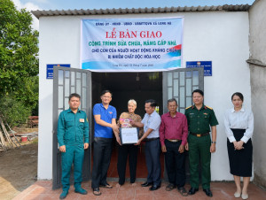 Bàn giao công trình sửa chữa, nâng cấp nhà cho con đẻ của người hoạt động kháng chiến bị nhiễm chất độc hóa học
