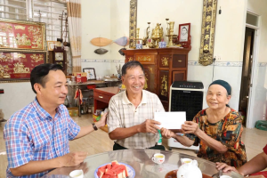 Lãnh đạo xã Long Hà thăm tặng quà gia đình chính sách nhân kỷ niệm 79 năm ngày thương binh - liệt sĩ