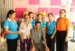 CHI HỘI PHỤ NỮ THÔN 2 TRAO KINH PHÍ HỖ TRỢ HỘI VIÊN VÀ NGƯỜI THÂN ĐIỀU TRỊ BỆNH HIỂM NGHÈO.