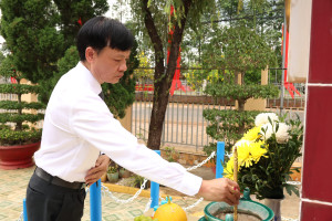 CÁC ĐẠI BIỂU DỰ HỘI NGHỊ CÔNG BỐ NGHỊ QUYẾT SẮP XẾP THÔN DÂNG HƯƠNG TƯỞNG NIỆM CÁC ANH HÙNG LIỆT SĨ.