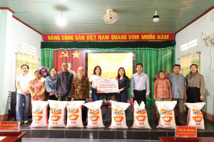 LONG HÀ: TRAO TẶNG GÀ GIỐNG VÀ THỨC ĂN CHĂN NUÔI TẠO SINH KẾ GIÚP CÁC HỘ KHÓ KHĂN PHÁT TRIỂN KINH TẾ.
