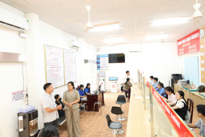 ĐOÀN CÔNG TÁC CỦA ỦY BAN KIỂM TRA THÀNH ỦY NẮM TÌNH HÌNH TẠI TRUNG TÂM PHỤC VỤ HÀNH CHÍNH CÔNG XÃ LONG HÀ.