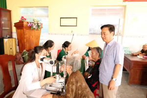 NGƯỜI DÂN XÃ LONG HÀ ĐƯỢC TƯ VẤN, KHÁM MẮT MIỄN PHÍ
