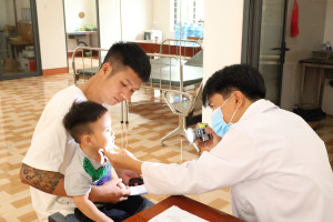 PHÓ CHỦ TỊCH UBND XÃ LÊ ĐÌNH TRUNG NẮM TÌNH HÌNH TRIỂN KHAI KHÁM SỨC KHỎE ĐỊNH KỲ CHO TRẺ EM DƯỚI 6 TUỔI