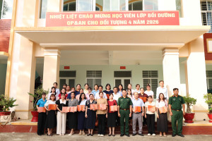 LONG HÀ: 100% HỌC VIÊN THAM GIA BỒI DƯỠNG KIẾN THỨC QUỐC PHÒNG VÀ AN NINH ĐƯỢC CẤP CHỨNG CHỈ LOẠI KHÁ, GIỎI q