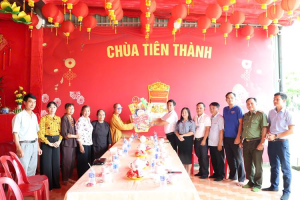 PHÓ BÍ THƯ THƯỜNG TRỰC ĐẢNG ỦY CHỦ TỊCH HĐND XÃ LONG HÀ CHÚC MỪNG LỄ VU LAN TẠI CHÙA TIÊN THÀNH.