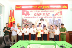 LÃNH ĐẠO XÃ LONG HÀ GẶP MẶT, TUYÊN DƯƠNG THÍ SINH TRÚNG TUYỂN VÀO TRƯỜNG SĨ QUAN PHÁO BINH.
