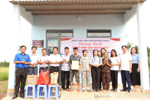 BÀN GIAO NHÀ ĐẠI ĐOÀN KẾT CHO HỘ BÀ TRẦN THỊ THỦY.