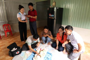 LÃNH ĐẠO XÃ LONG HÀ NĂM BẮT SỰ VIỆC TRẺ SƠ SINH BỊ BỎ RƠI...