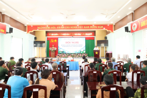 NGƯỜI ĐỨNG ĐẦU CẤP ỦY CHÍNH QUYỀN XÃ LONG HÀ LẮNG NGHE Ý KIẾN NHÂN DÂN