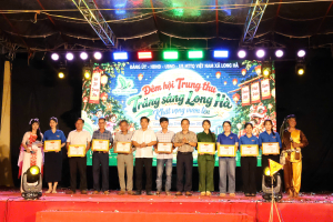 LONG HÀ: TRAO GIẢI CHO CÁC ĐƠN VỊ THAM GIA HỘI THI CỔNG TRẠI ĐẸP VÀ LỒNG ĐÈN ĐẸP.