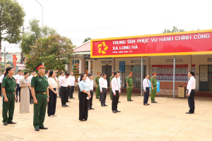 TẬP THỂ XÃ LONG HÀ THỂ HIỆN QUYẾT TÂM HOÀN THÀNH CÁC NHIỆM VỤ TẠI LỄ CHÀO CỜ THÁNG 9.