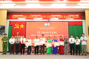 ĐẢNG ỦY XÃ LONG HÀ TRAO HUY HIỆU 60 NĂM, 35 NĂM VÀ 30 NĂM...