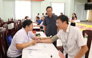 XÃ LONG HÀ TỔ CHỨC KHÁM SỨC KHỎE ĐỊNH KỲ CHO CÁN BỘ, CÔNG CHỨC, VIÊN CHỨC, NGƯỜI  LAO ĐỘNG.