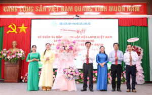 5 HỘI VIÊN PHỤ NỮ XÃ LONG HÀ ĐƯỢC TẶNG KỶ NIỆM CHƯƠNG “VÌ SỰ PHÁT TRIỂN CỦA PHỤ NỮ VIỆT NAM”