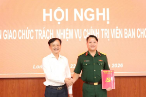 XÃ LONG HÀ BÀN GIAO CHỨC TRÁCH, NHIỆM VỤ CHÍNH TRỊ VIÊN BAN CHỈ HUY QUÂN SỰ XÃ LONG HÀ