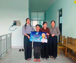 HỘI LIÊN HIỆP PHỤ NỮ XÃ LONG HÀ TRAO KINH PHÍ ĐỠ ĐẦU  TRẺ MỒ...